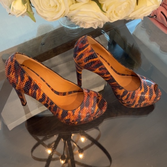 Beautiful Michael Kors tiger stilettos. Never worn excellent condition. - Picture 2 of 6